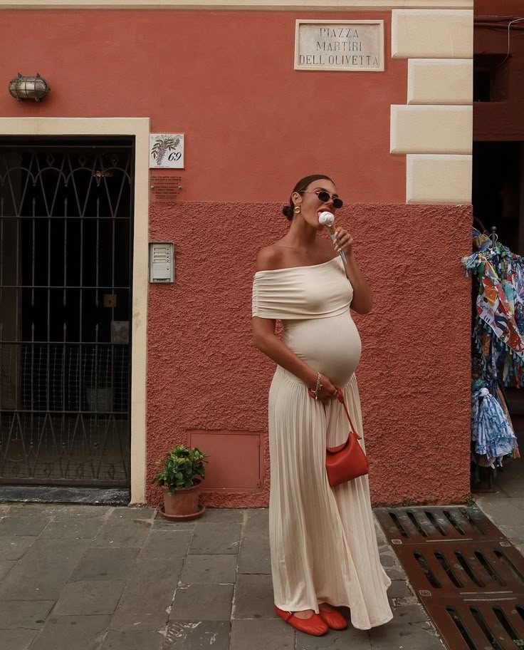 Kamara | Off-Shoulder Plissé Maxi Kjole til Graviditet