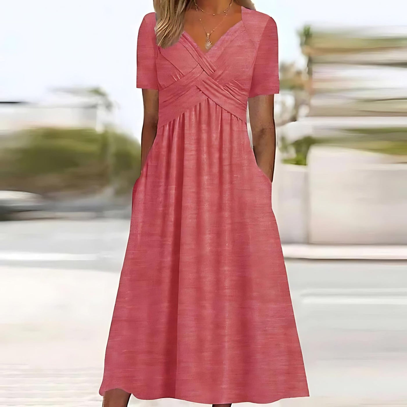 SOFIA | Midi Kjole med Formende Design til Elegante Anledninger