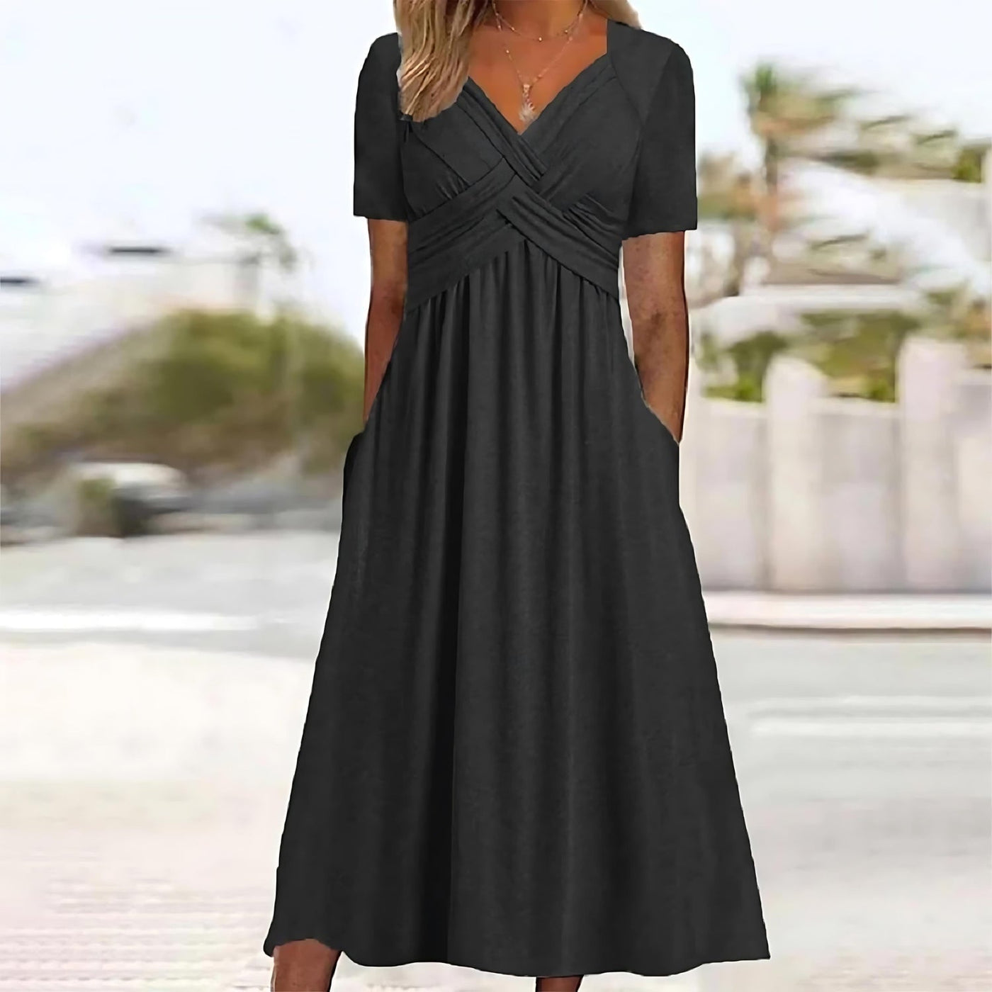 SOFIA | Midi Kjole med Formende Design til Elegante Anledninger